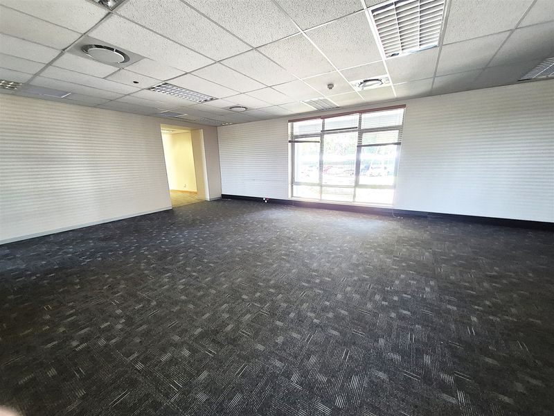 611.87m2 Offices to let in Illovo - Photo 6