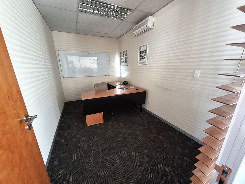 611.87m2 Offices to let in Illovo - Photo 8