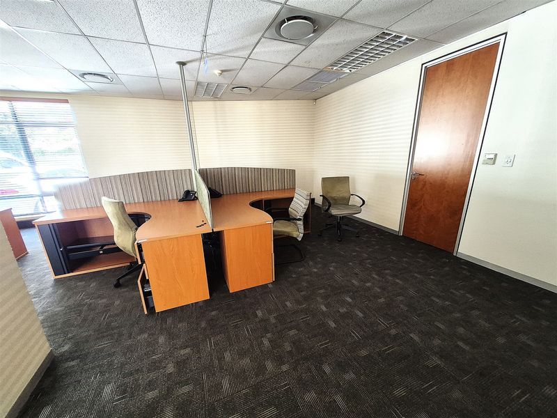 611.87m2 Offices to let in Illovo - Photo 9