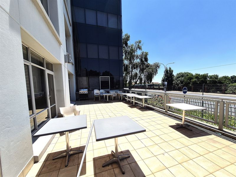 611.87m2 Offices to let in Illovo - Photo 3
