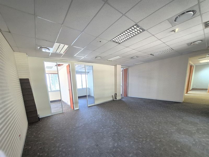 611.87m2 Offices to let in Illovo - Photo 5