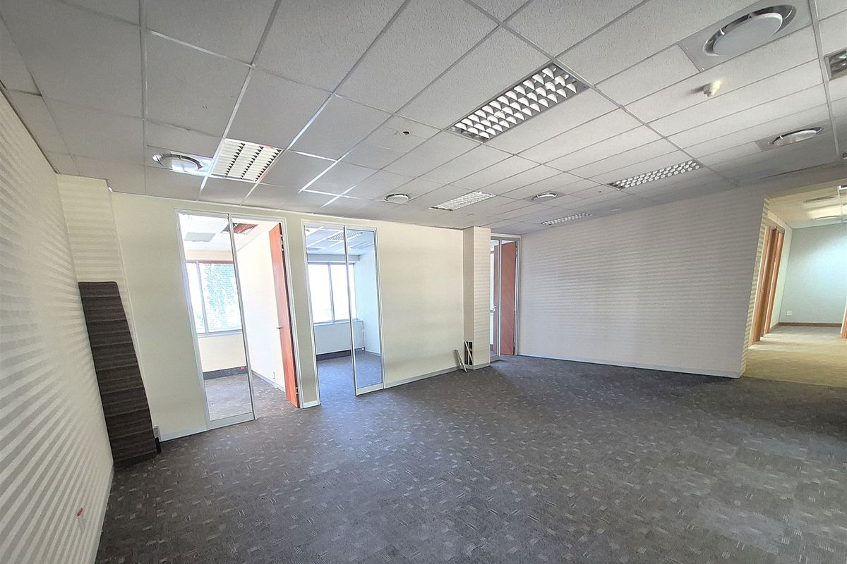 611.87m2 Offices to let in Illovo - Photo 5
