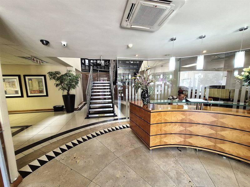 611.87m2 Offices to let in Illovo - Photo 2