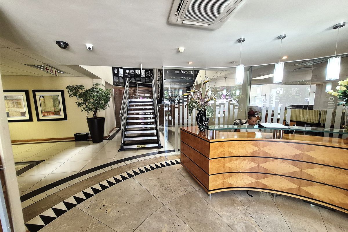 611.87m2 Offices to let in Illovo - Photo 2
