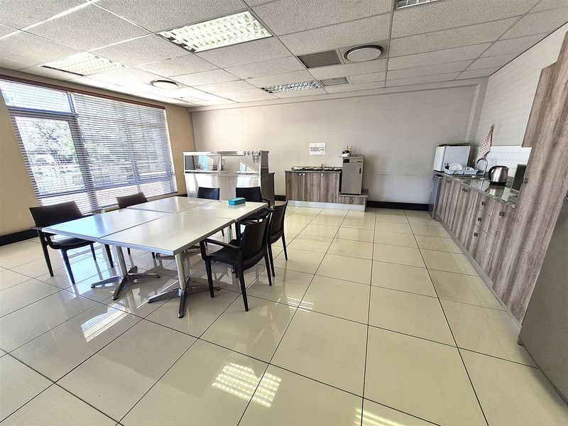 611.87m2 Offices to let in Illovo - Photo 4