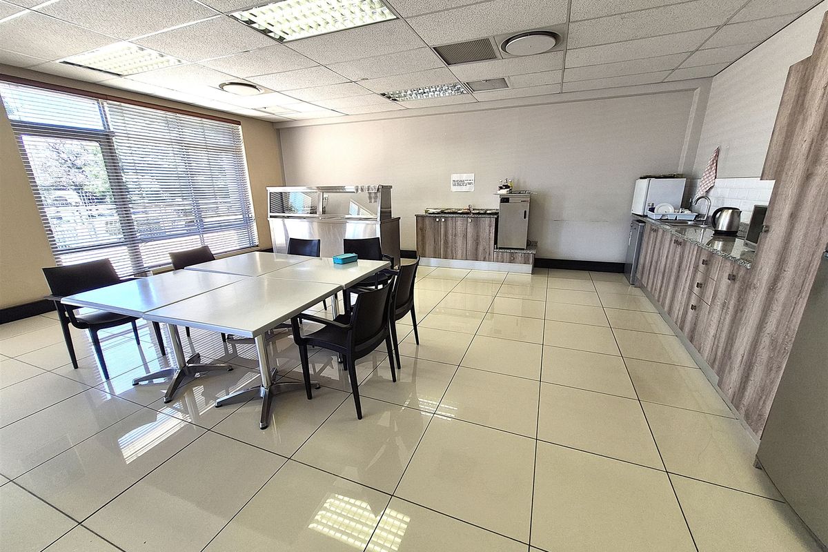 611.87m2 Offices to let in Illovo - Photo 4