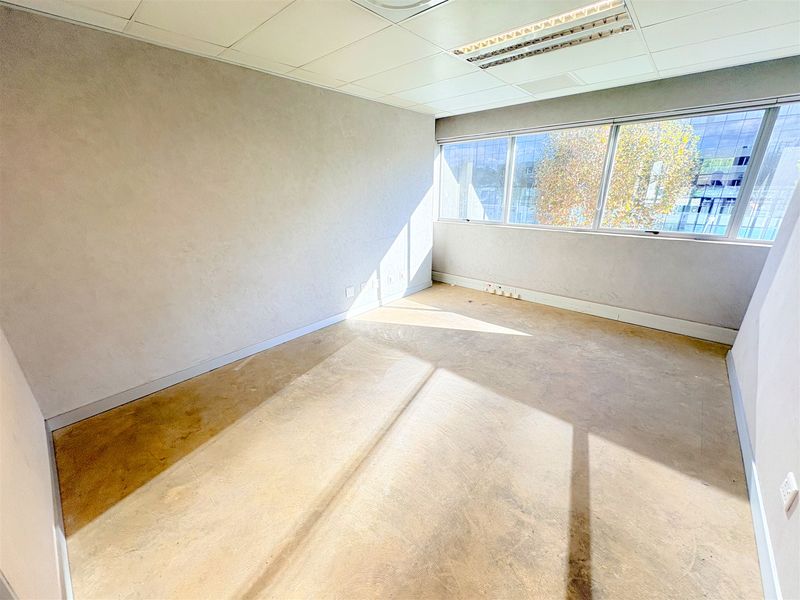 Office to let - Photo 6