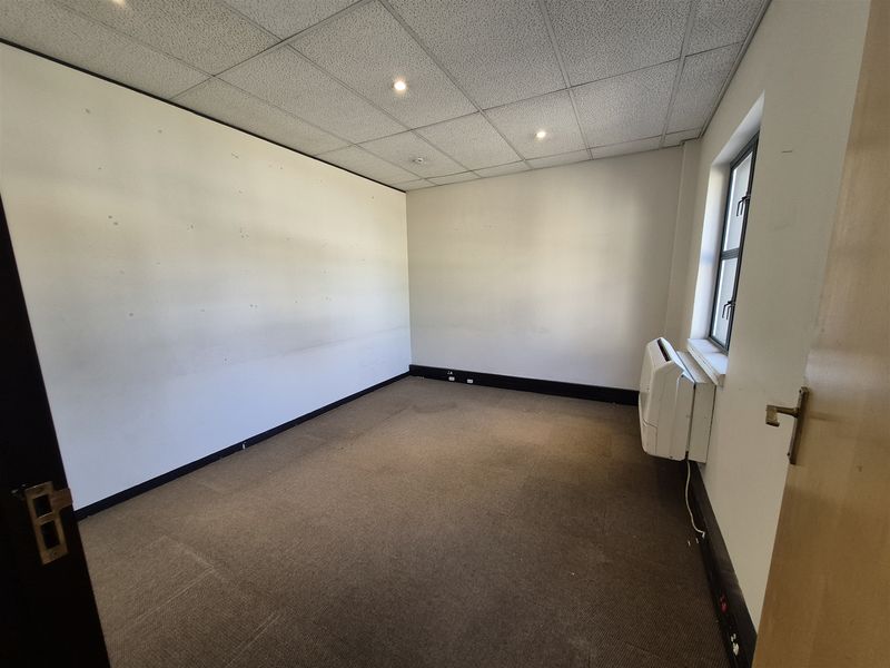 242m2 offices to let in Hyde Park - Photo 10
