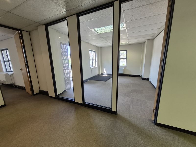 242m2 offices to let in Hyde Park - Photo 7