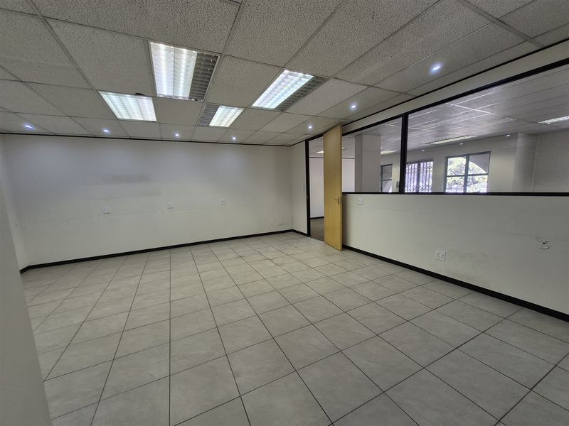 242m2 offices to let in Hyde Park - Photo 6