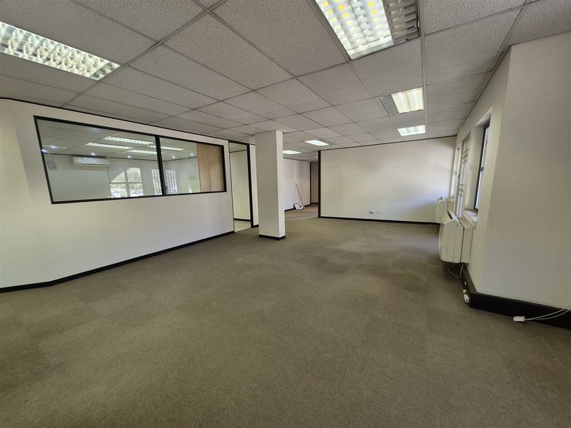242m2 offices to let in Hyde Park - Photo 4