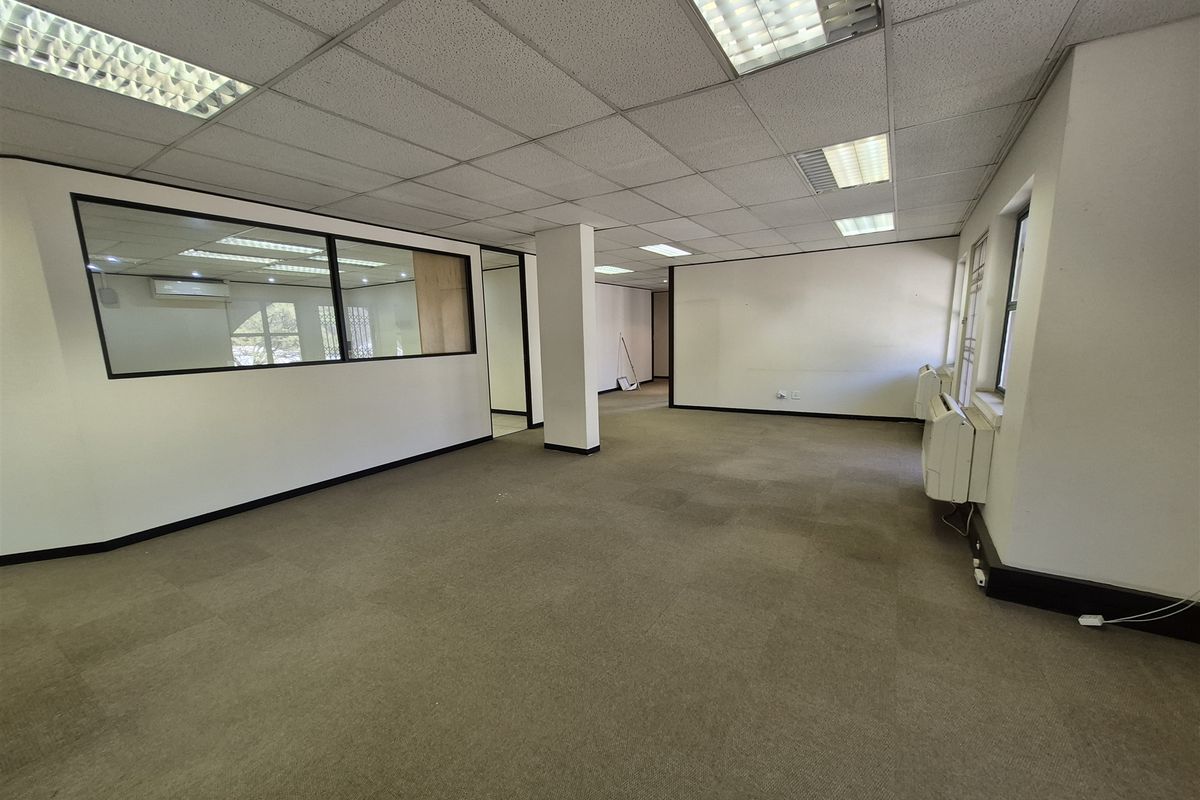 242m2 offices to let in Hyde Park - Photo 4