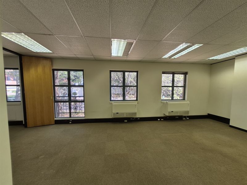 242m2 offices to let in Hyde Park - Photo 3