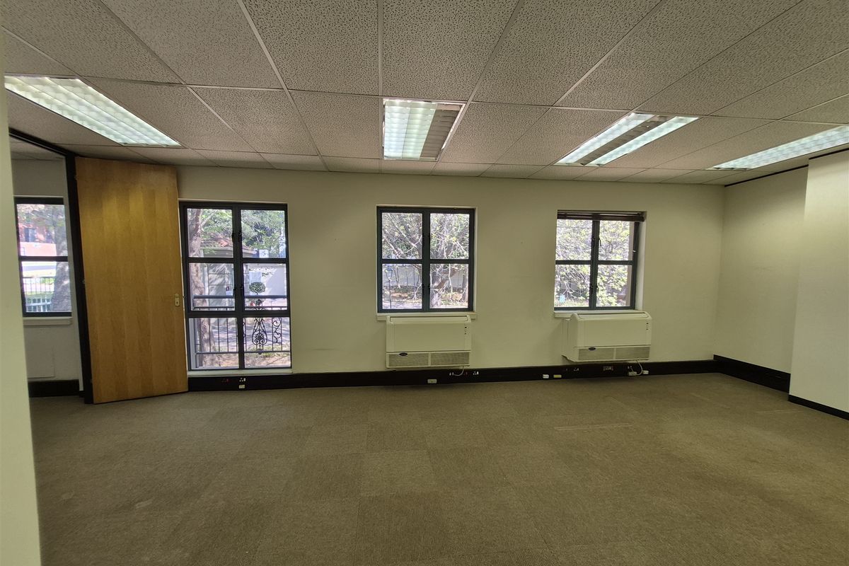 242m2 offices to let in Hyde Park - Photo 3