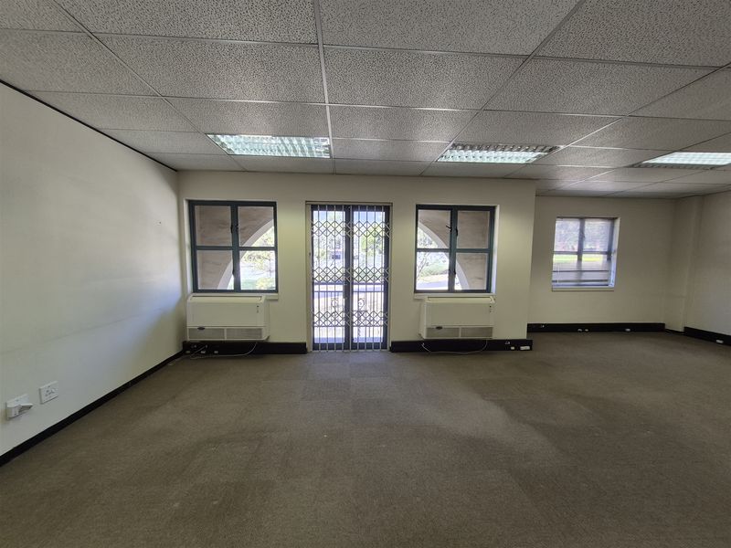 242m2 offices to let in Hyde Park - Photo 5