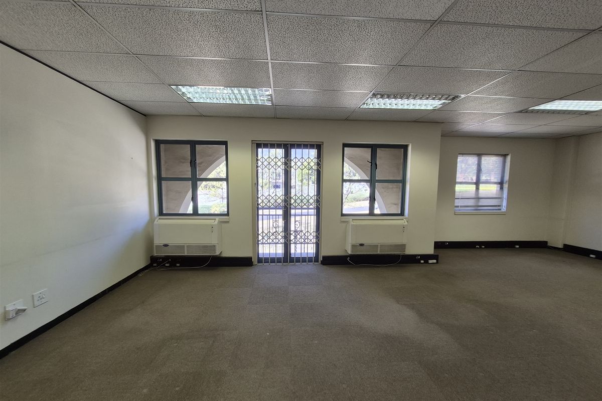 242m2 offices to let in Hyde Park - Photo 5