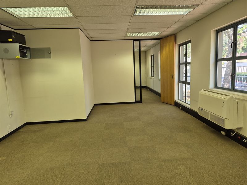 242m2 offices to let in Hyde Park - Photo 2