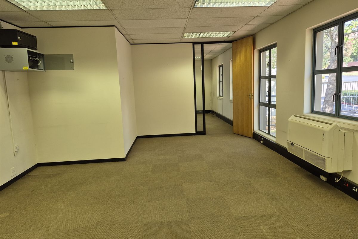 242m2 offices to let in Hyde Park - Photo 2