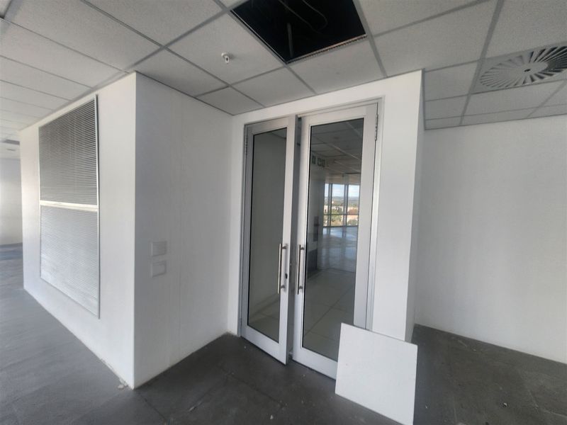 318,85sqm Office space to let in Sandton - Photo 9