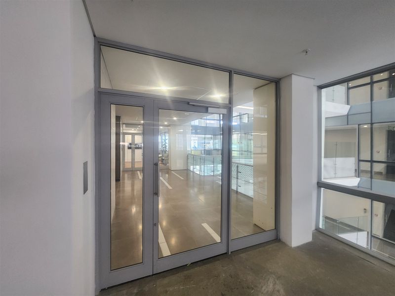 423.72sqm Offices to let in Sandton - Photo 8