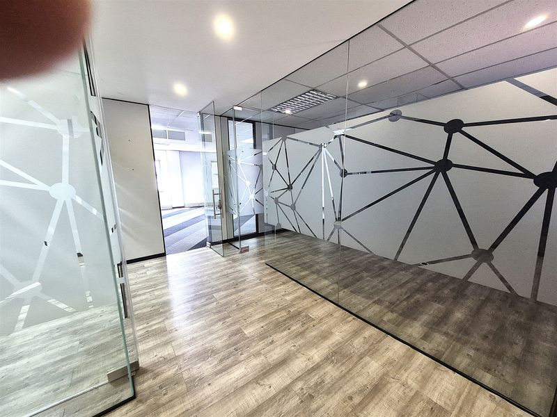 383m2 offices to let in Hyde Park - Photo 9