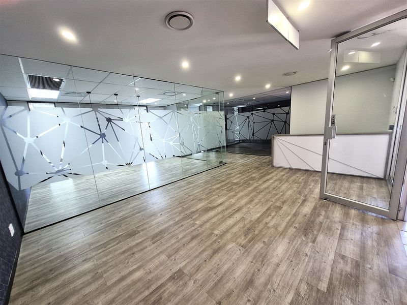 383m2 offices to let in Hyde Park - Photo 8