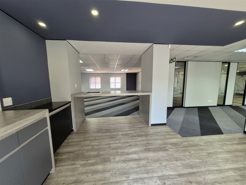 383m2 offices to let in Hyde Park - Photo 3