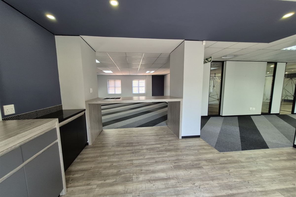 383m2 offices to let in Hyde Park - Photo 3