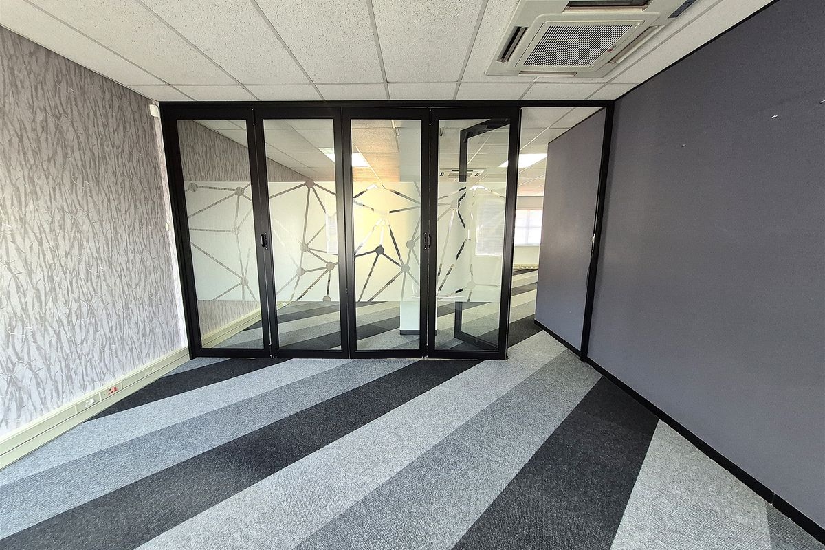 383m2 offices to let in Hyde Park - Photo 5