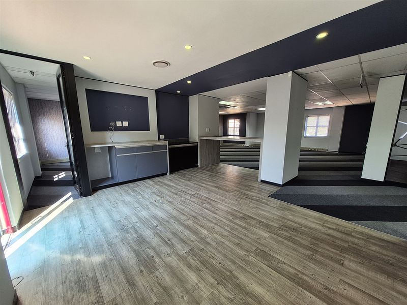 383m2 offices to let in Hyde Park - Photo 2
