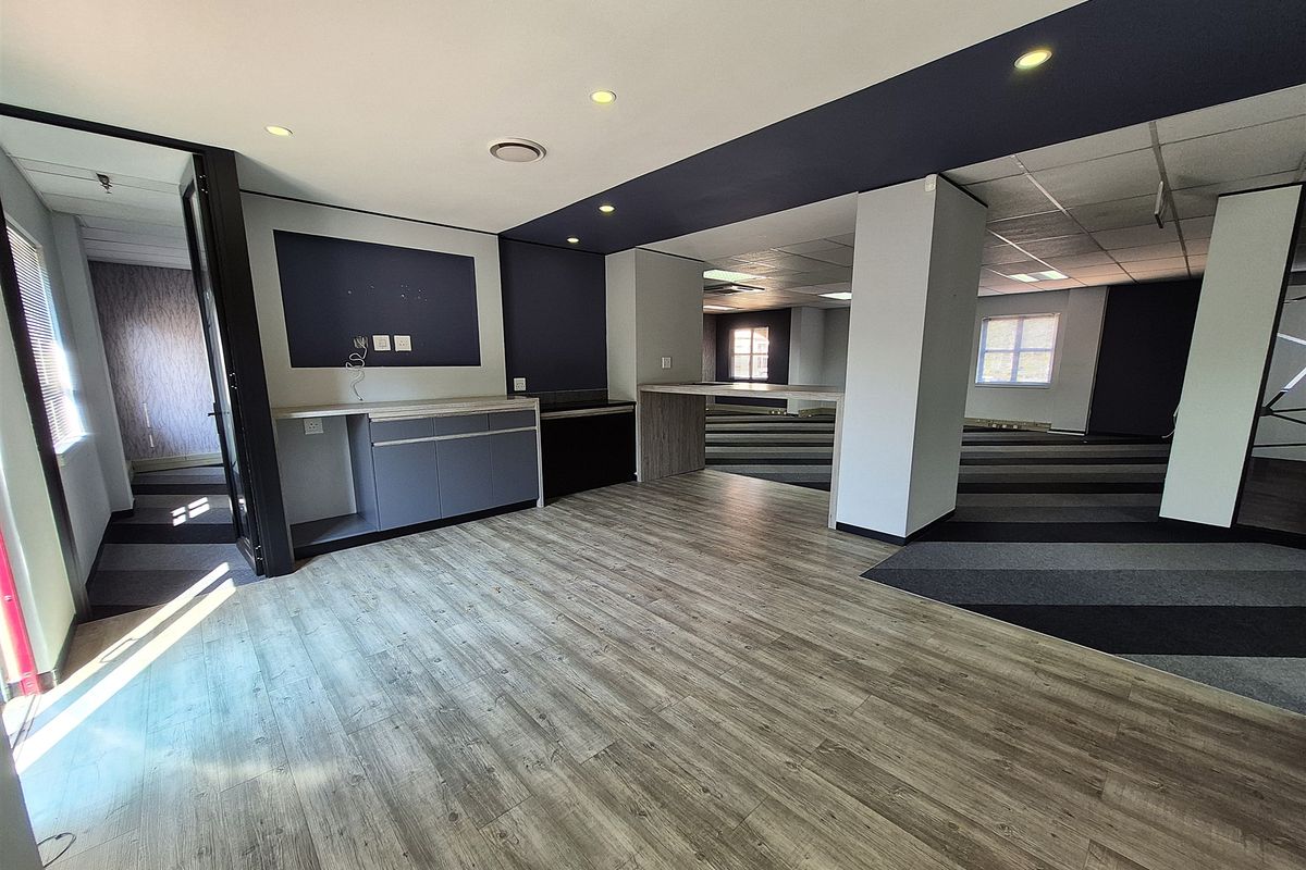 383m2 offices to let in Hyde Park - Photo 2
