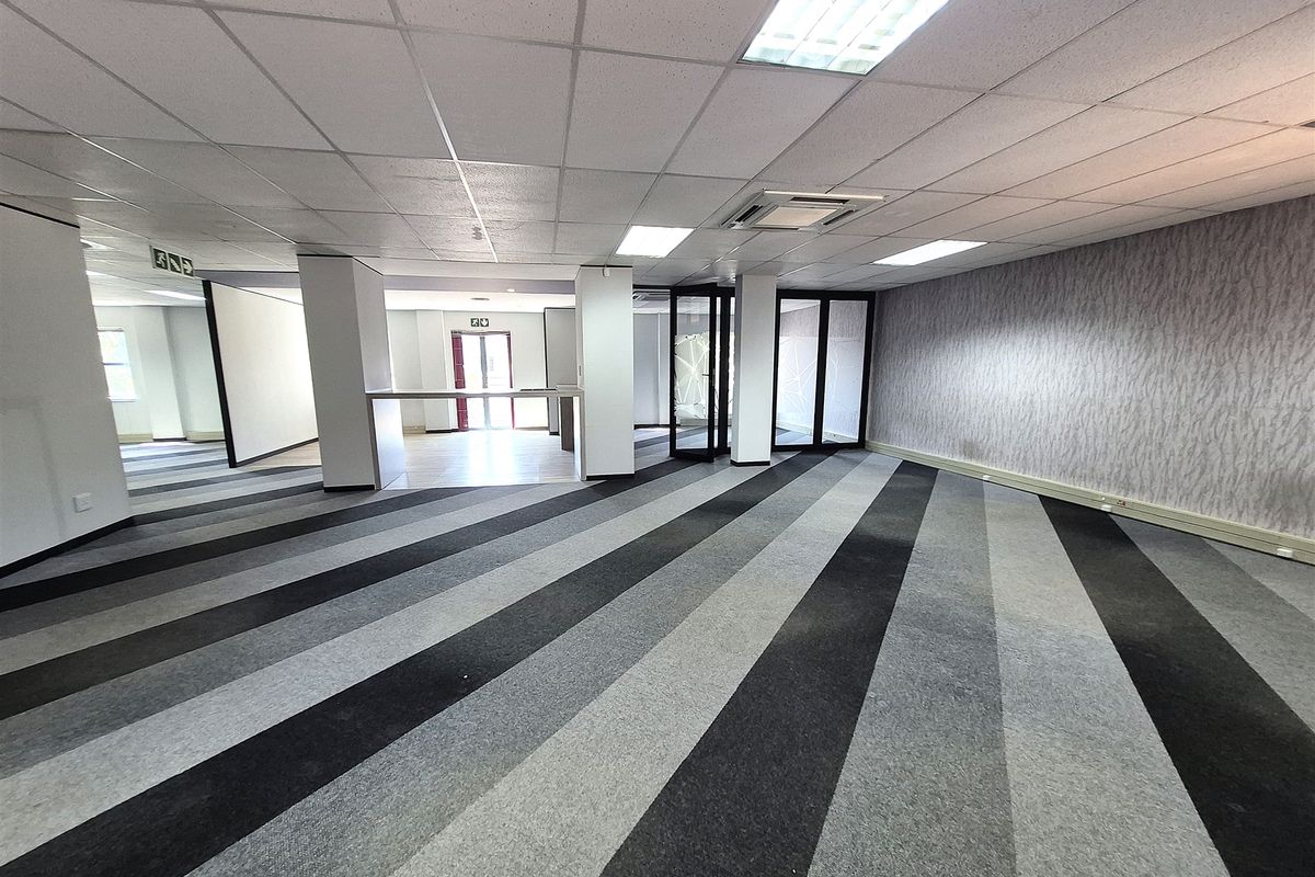 383m2 offices to let in Hyde Park - Photo 4