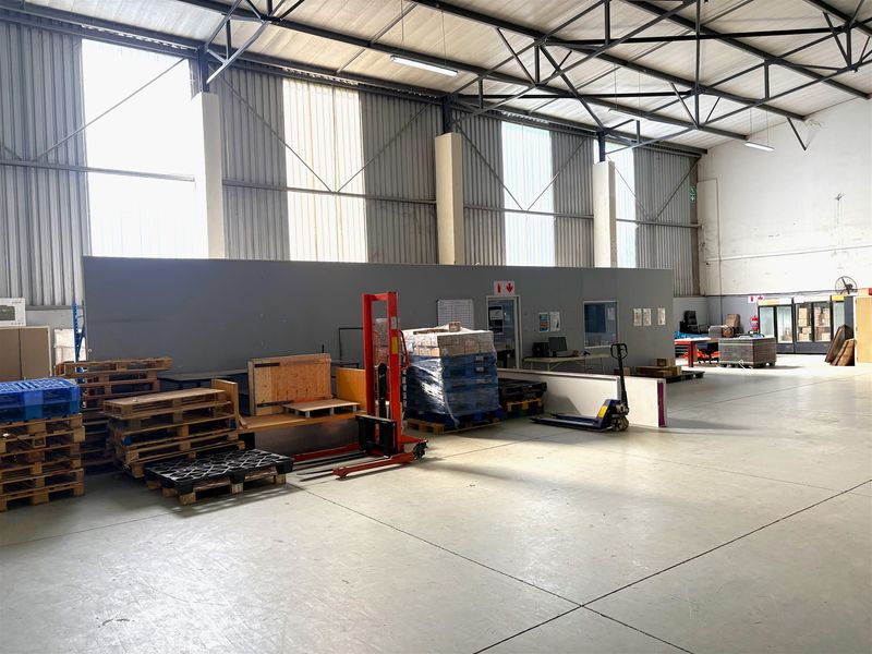 1008sqm Warehouse for lease in Riverhorse Valley - Photo 6