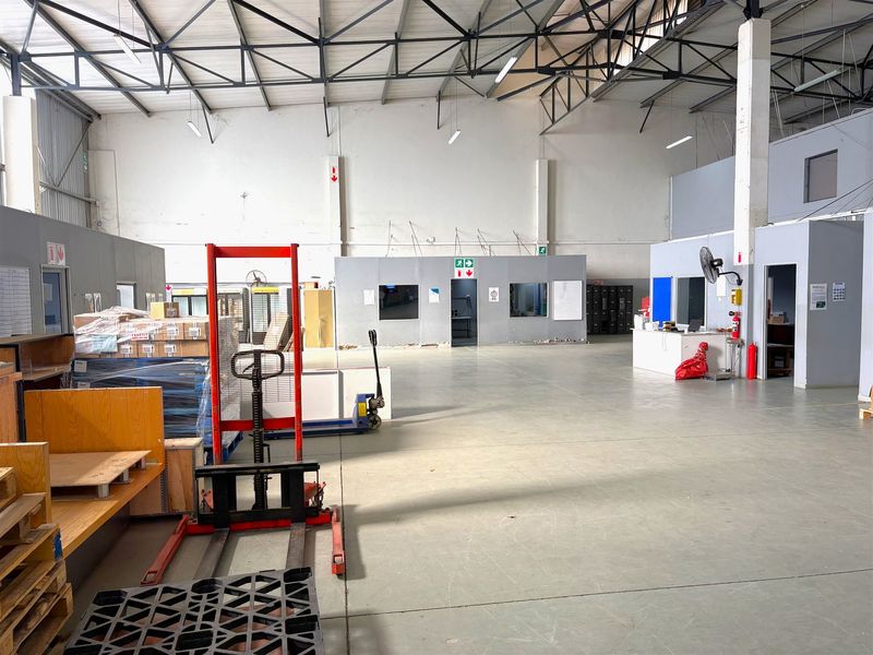 1008sqm Warehouse for lease in Riverhorse Valley - Photo 5