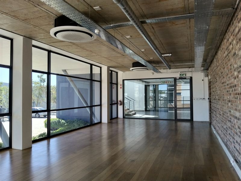 1122m2  Warehouse  - TO LEASE or FOR SALE - Photo 6