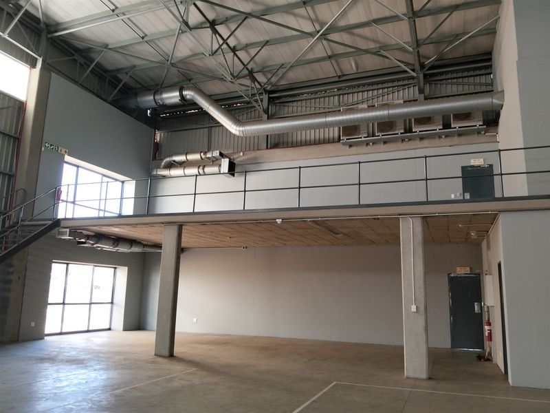 1122m2  Warehouse  - TO LEASE or FOR SALE - Photo 4