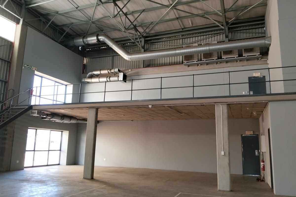1122m2  Warehouse  - TO LEASE or FOR SALE - Photo 4