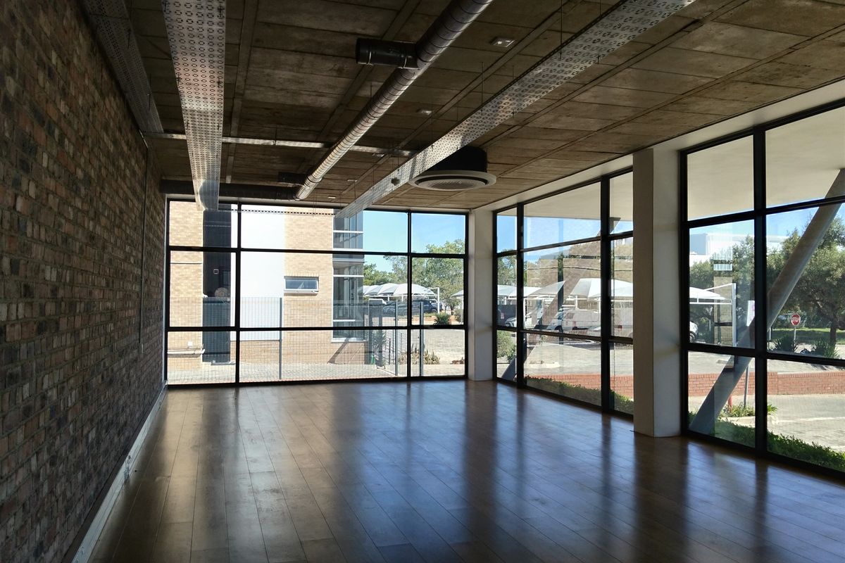 1122m2  Warehouse  - TO LEASE or FOR SALE - Photo 5