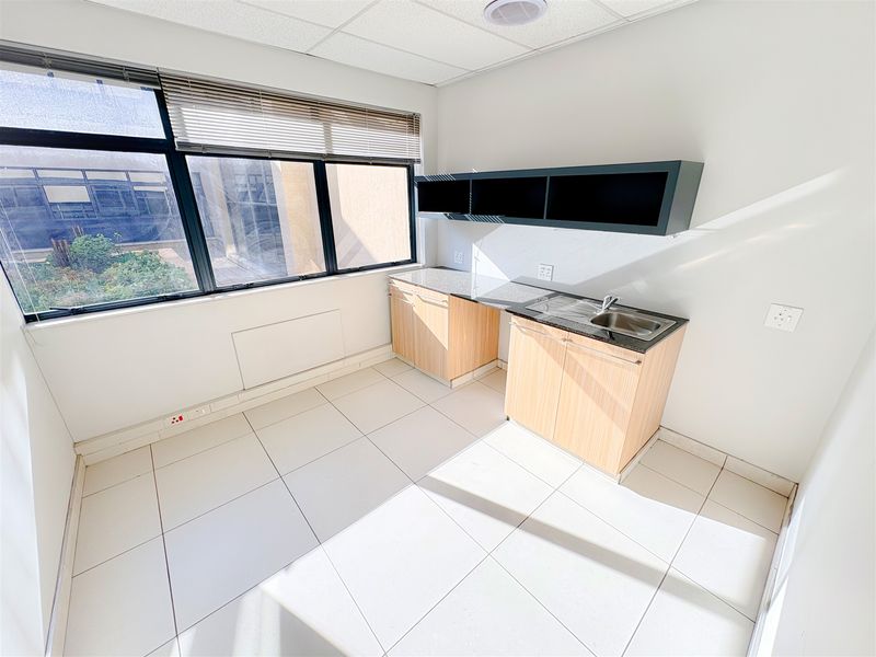 Office space to let - Photo 9