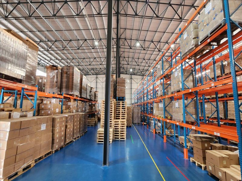 3234m2  Warehouse  - TO LEASE or OR SALE AT R32 000 000.00 plus vat - Photo 9
