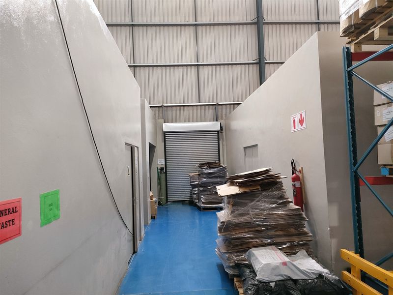 3234m2  Warehouse  - TO LEASE or OR SALE AT R32 000 000.00 plus vat - Photo 8