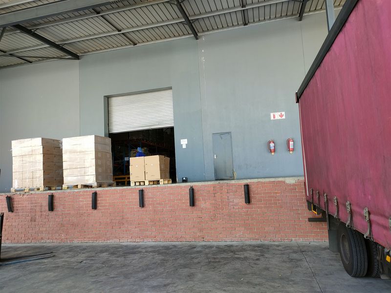 3234m2  Warehouse  - TO LEASE or OR SALE AT R32 000 000.00 plus vat - Photo 4