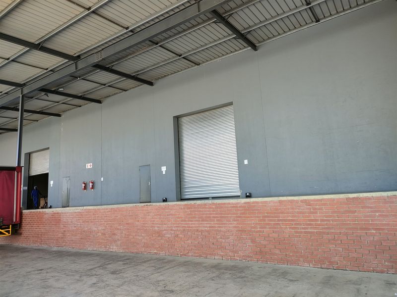 3234m2  Warehouse  - TO LEASE or OR SALE AT R32 000 000.00 plus vat - Photo 3