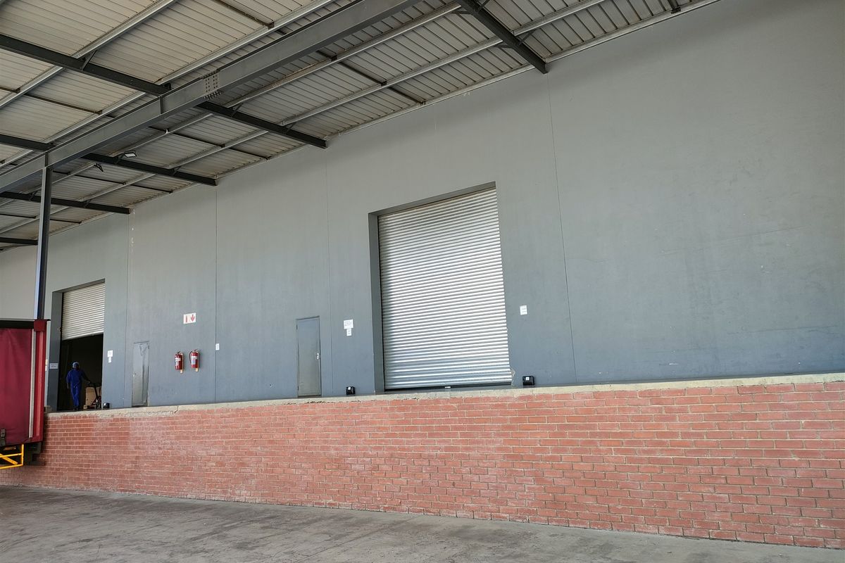 3234m2  Warehouse  - TO LEASE or OR SALE AT R32 000 000.00 plus vat - Photo 3
