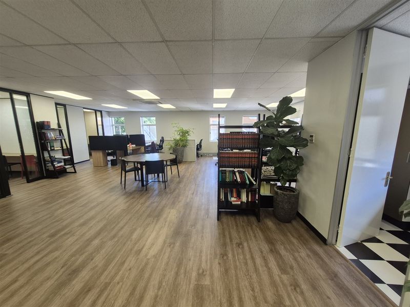 171,9m2 offices to let in Hyde Park, Johannesburg - Photo 3