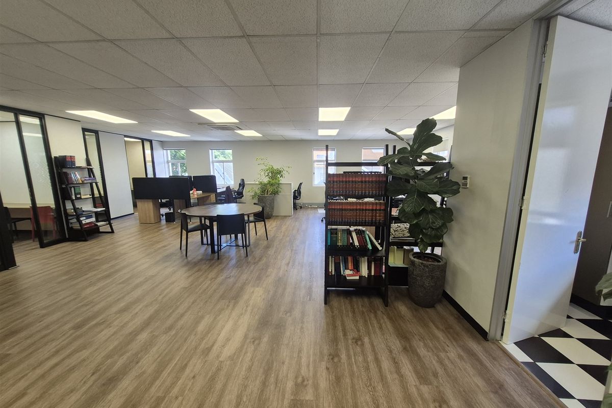 171,9m2 offices to let in Hyde Park, Johannesburg - Photo 3