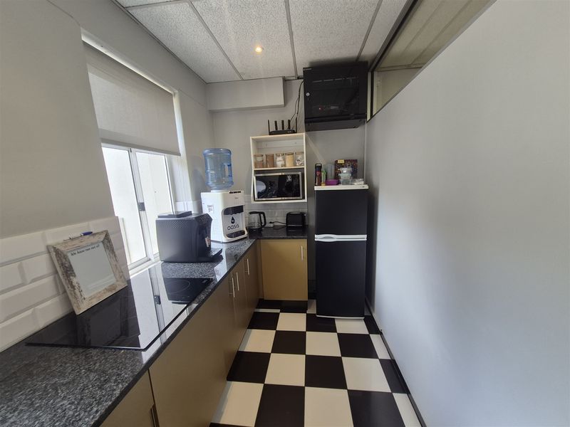 171,9m2 offices to let in Hyde Park, Johannesburg - Photo 10