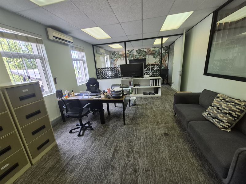 219,9m2 offices to let in Hyde Park, Johannesburg - Photo 6