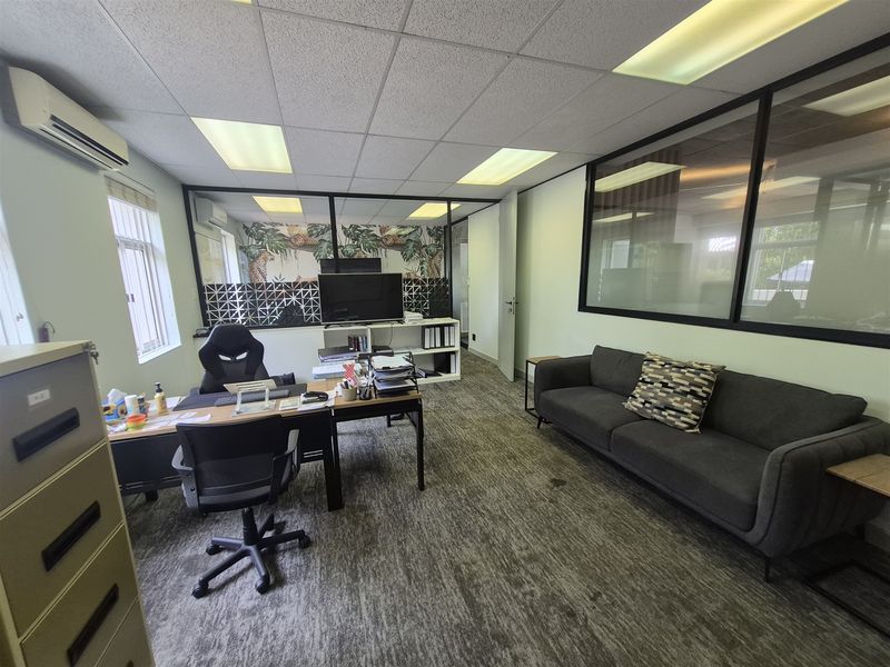 219,9m2 offices to let in Hyde Park, Johannesburg - Photo 10