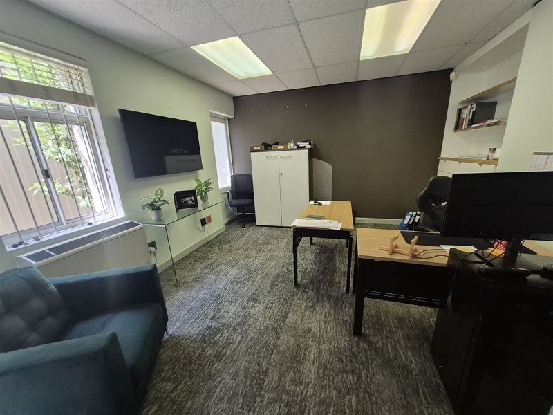 219,9m2 offices to let in Hyde Park, Johannesburg - Photo 4